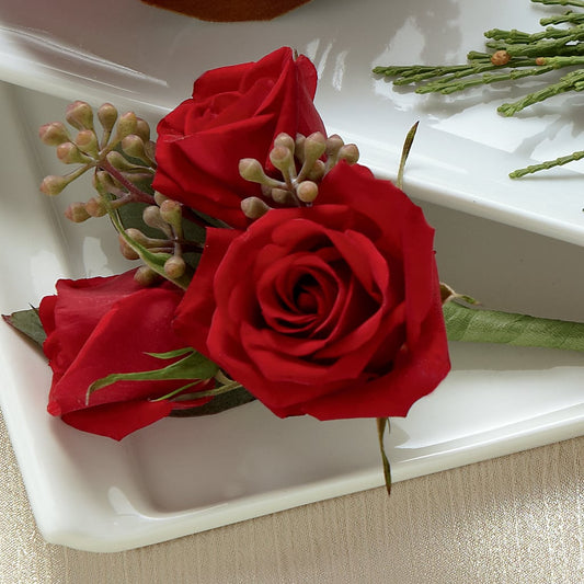 Boutonniere de rosa en aerosol roja