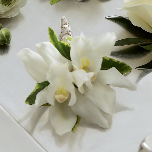 Botonier de Mini Cymbidium Blanco